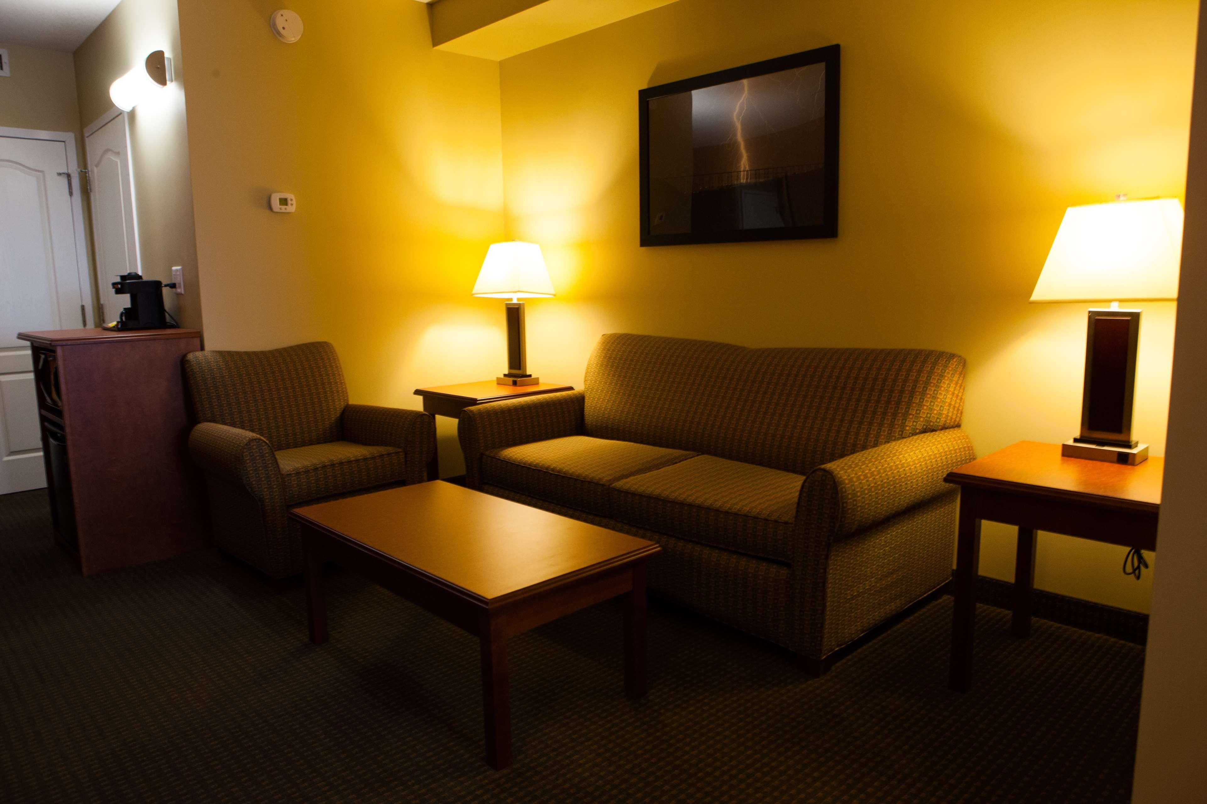 Best Western Plus Service Inn & Suites Lethbridge Buitenkant foto