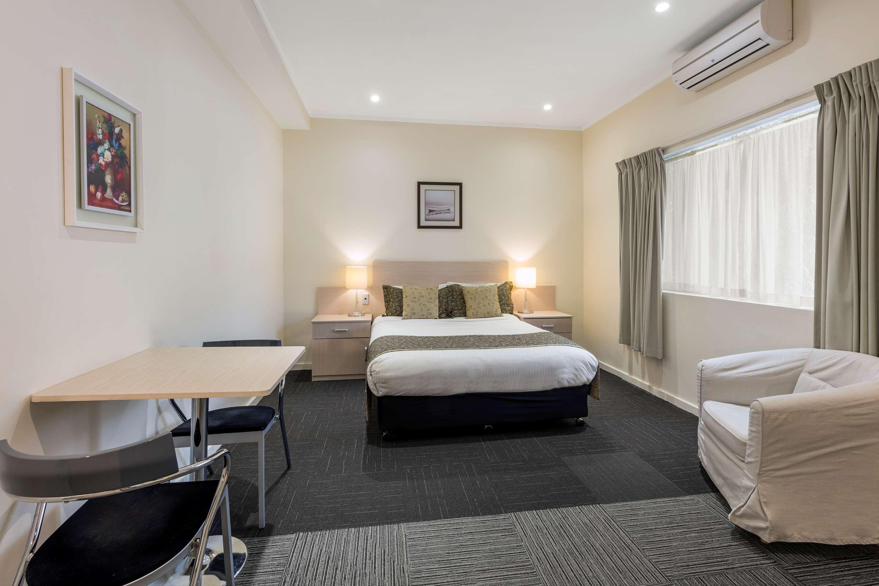 Best Western Plus Service Inn & Suites Lethbridge Buitenkant foto