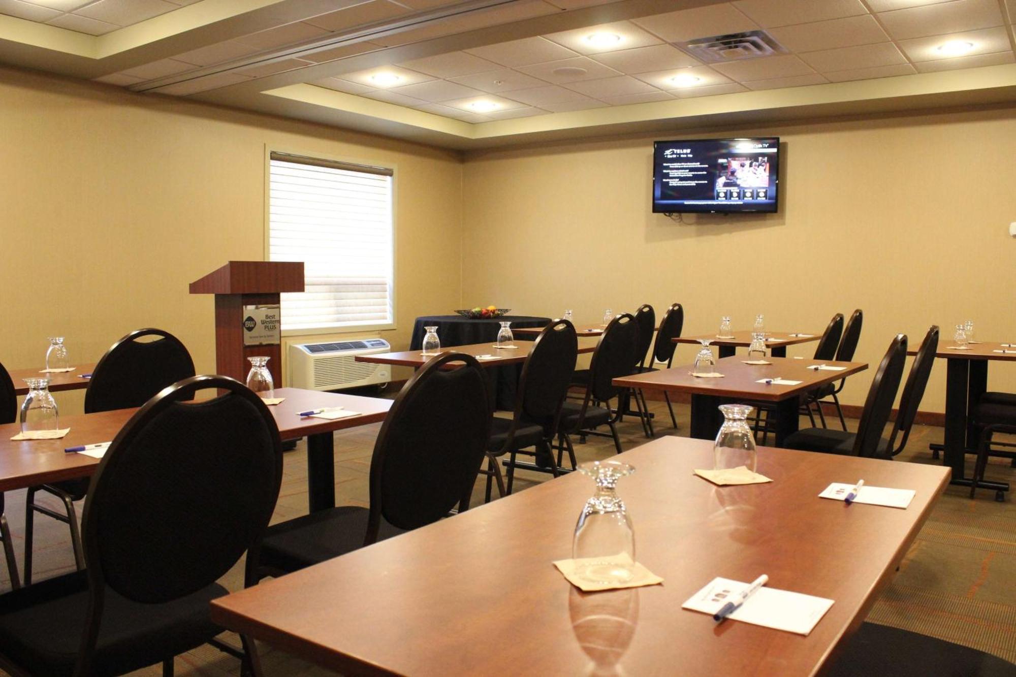 Best Western Plus Service Inn & Suites Lethbridge Buitenkant foto
